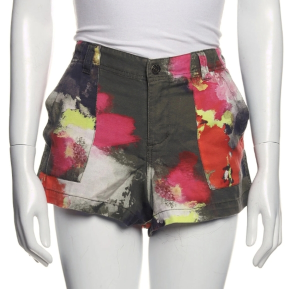 ๐ซ Sold ๐ซ Pam & Gela Floral Mini Shorts - XS/2 - Picture 1 of 5